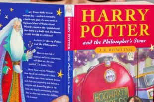 Первое издание книги о Гарри Поттере 1997 года продали за 90 тысяч долларов.