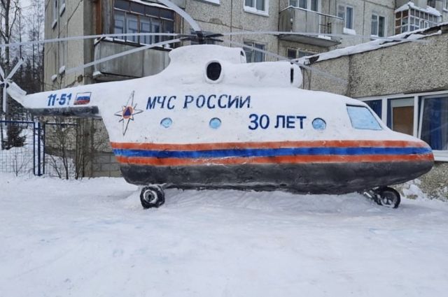 Снежную скульптуры вертолета Ми-26 слепили пожарные из Усть-Илимска