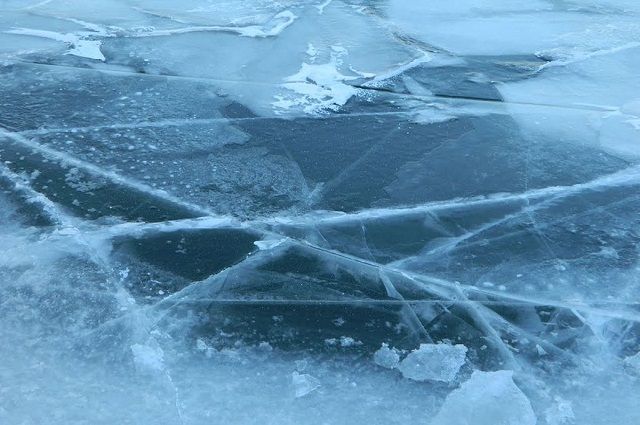 В центре Ярославля спасатели измерили толщину льда