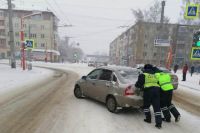 Машина стояла без движения перекрестке проспекта Кирова и улицы Шевцовой.