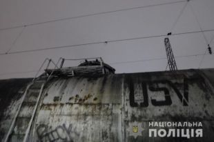 Селфи на крыше поезда: во Львове 15-летняя девочка погибла от удара тока