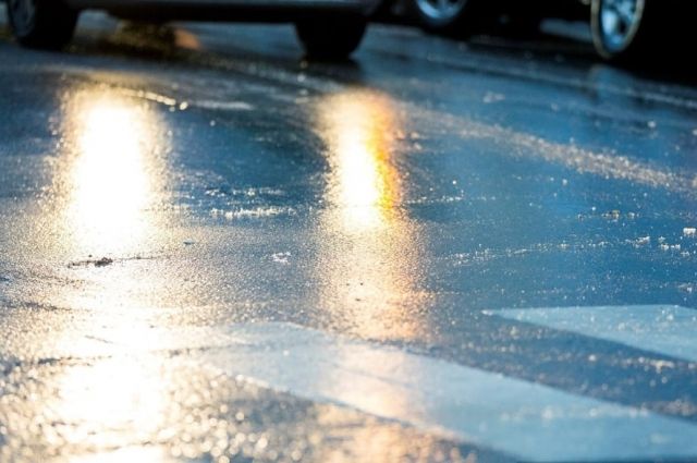 В Сети появилось видео скользящего по ледяной дороге в Курске автомобиля