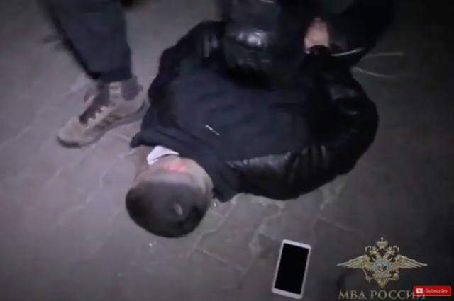 Во Владимире подозреваемый при задержании ударил полицейского ножом