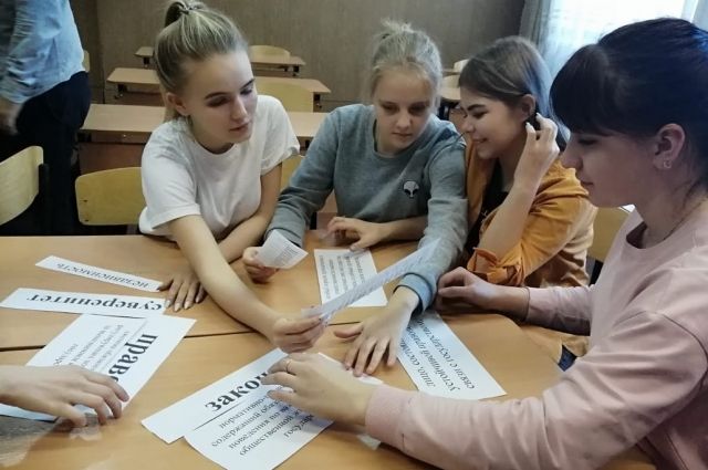 В школах Майкопа прошли классные часы, посвященные Дню Конституции РФ