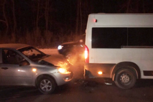 В Тольятти на Лесопарковом шоссе водитель «Гранты» врезался в маршрутку