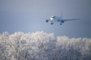 Самолет МС-21-310, оснащенный новыми российскими двигателями ПД-14, совершает посадку на аэродроме Иркутского авиационного завода — филиала ПАО Корпорация «Иркут», входящем в состав ОАК Госкорпорации «Ростех».