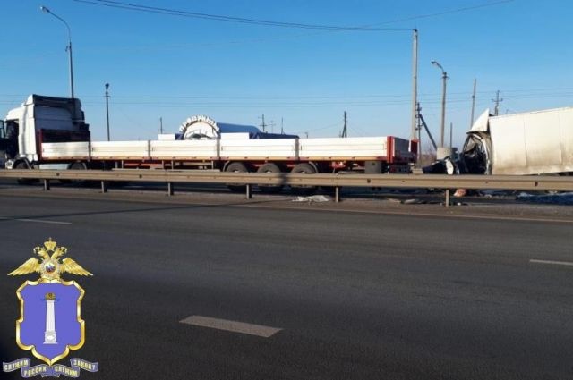 На трассе под Ульяновском ГАЗель влетела в тягач, погиб человек