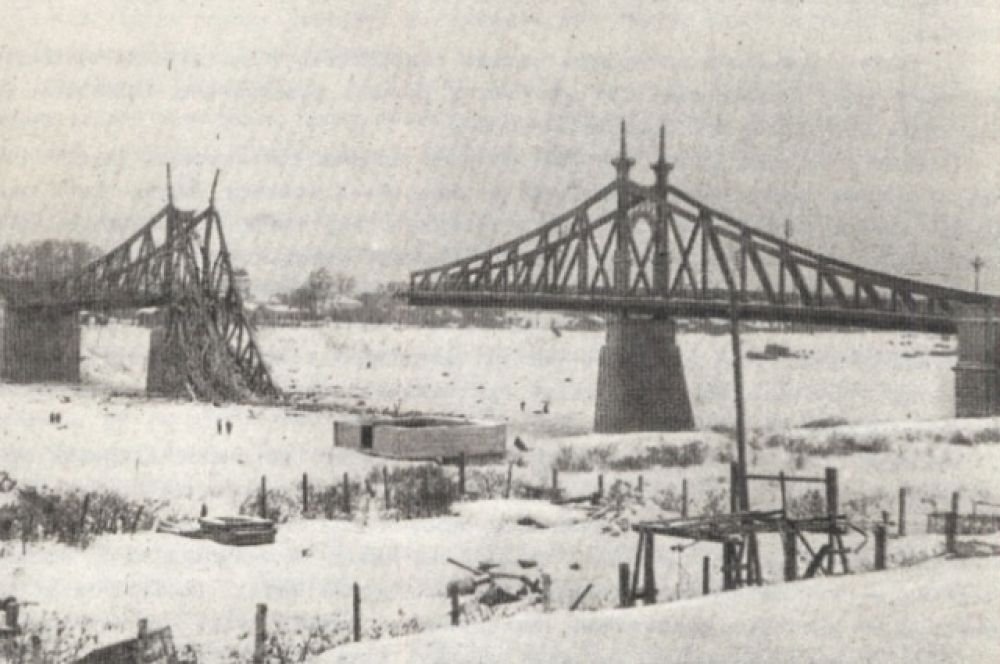 Разрушенный мост.