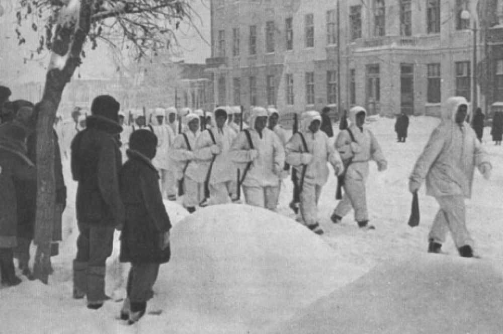 Советские войска вступили в освобождённый Калинин.