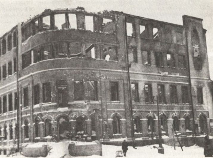 Разрушенное здание обкома комсомола на Советской площади.