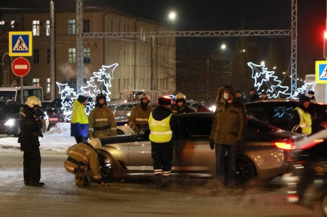 В центре Барнаула водителю BMW стало плохо за рулем