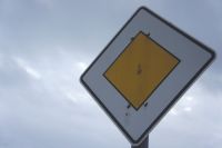 Успеют ли? В Оренбурге до Нового года планируют установить 1000 дорожных знаков.