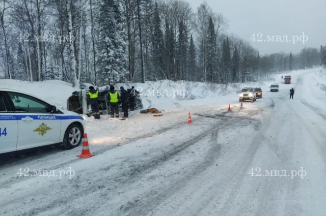 В Новокузнецком районе опрокинулся служебный автобус