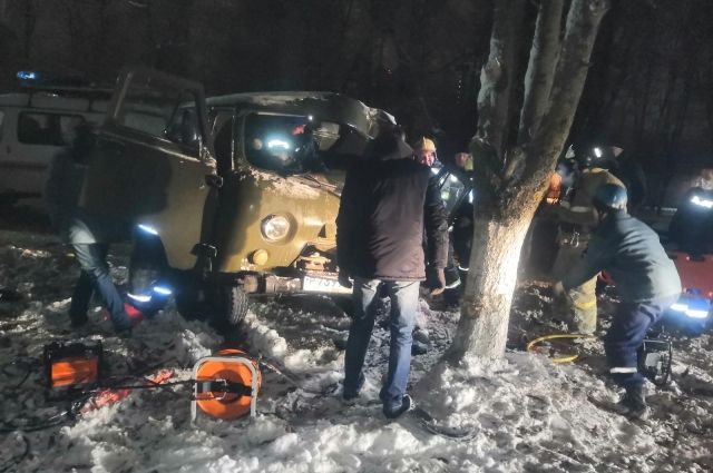Водитель УАЗа врезался в дерево на ул. Щеголовская засека в Туле