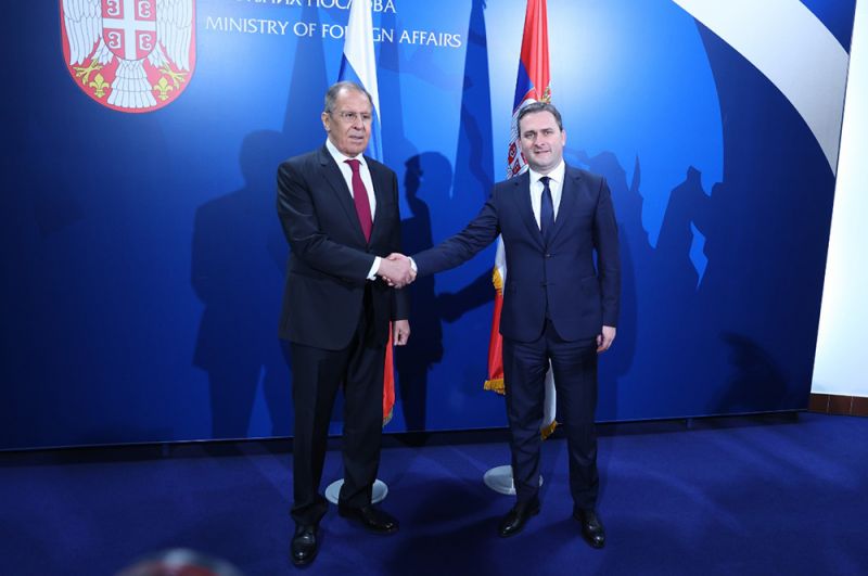 Министр иностранных дел РФ Сергей Лавров и министр иностранных дел Сербии Никола Селакович (справа) во время встречи в Белграде.
