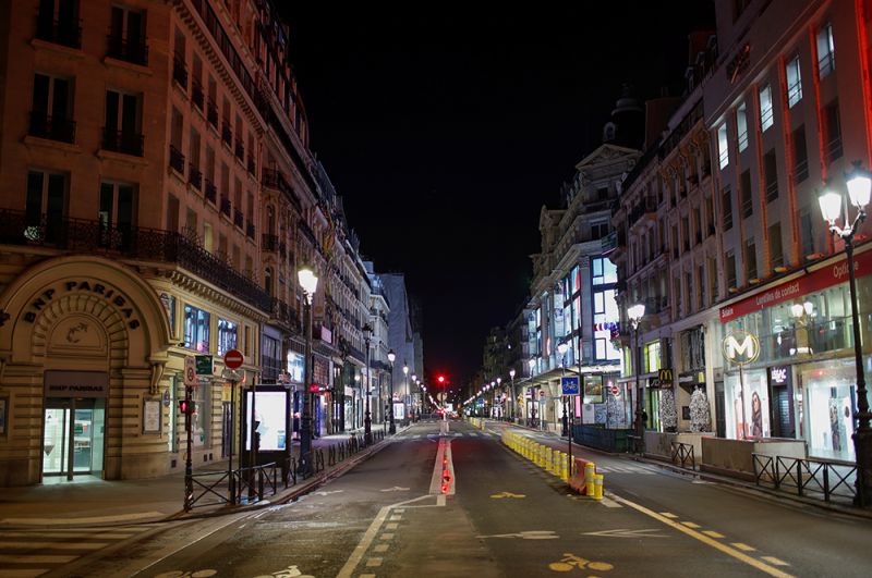 Пустынная улица Риволи в Париже, Франция.