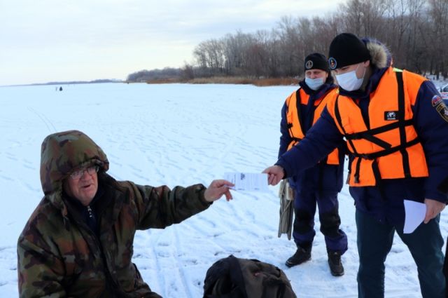 Саратовских любителей зимней рыбалки предупредили об опасности льда