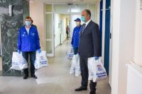 Партийцы городского отделения Ханты-Мансийска доставили подушки и одеяла для пациентов «красной зоны»