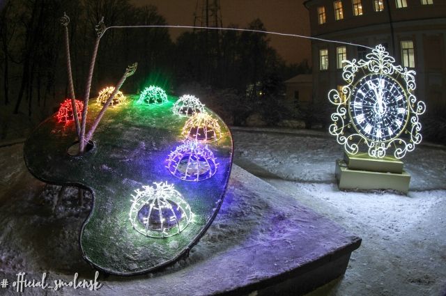 Арт-объект «палитра» украсили к Новому году в Смоленске