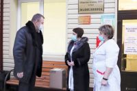 В Уватском районе депутаты помогают развозить медикаменты 