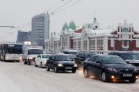 ​В Новосибирске могут ввести ограничения на движение автомобилей во время режима «черного неба» — накопления в атмосфере большого количества вредных примесей.