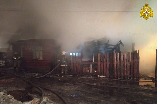 В Брянске на улице Чичерина ночью сгорел жилой дом