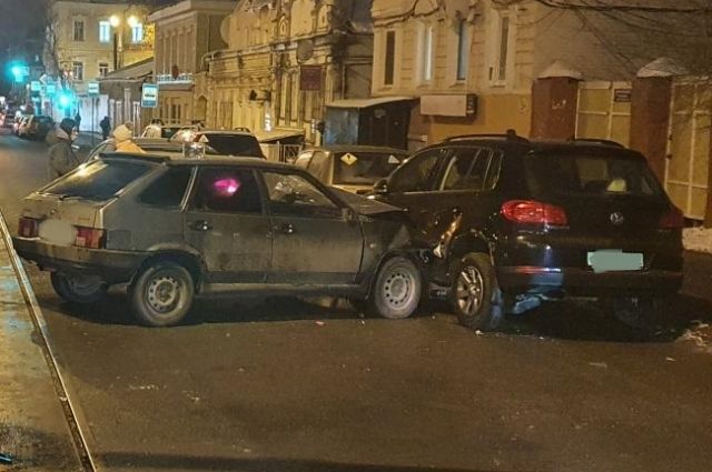 В Самаре в столкновении ВАЗ-2109 с Volkswagen пострадала годовалая девочка