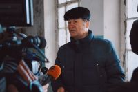 На заседание Заксобрания Оренбургской области Владимир Фролов пришел с красной табличкой.