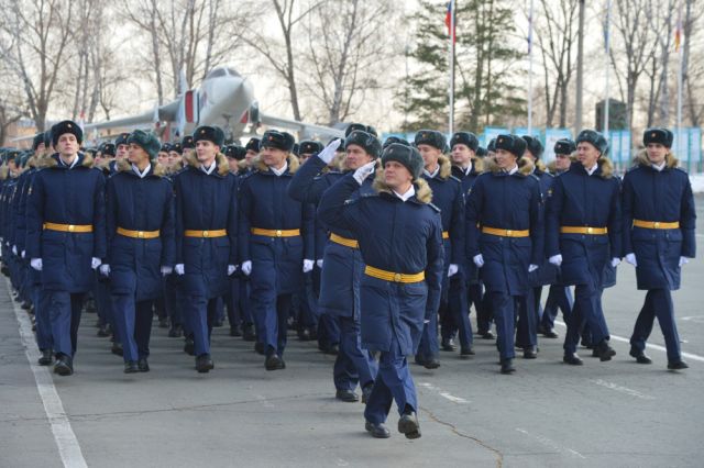 Курсанты-выпускники во время торжественной церемонии выпуска в филиале Военного учебно-научного центра Военно-воздушных сил «Военно-воздушная академия» в Челябинске.