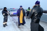 Священнослужители с иконой Николая Чудотворца освятили самые аварийно-опасные участки на трассе "Иртыш"