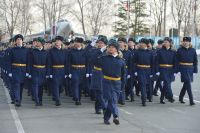 Курсанты-выпускники во время торжественной церемонии выпуска в филиале Военного учебно-научного центра Военно-воздушных сил «Военно-воздушная академия» в Челябинске.