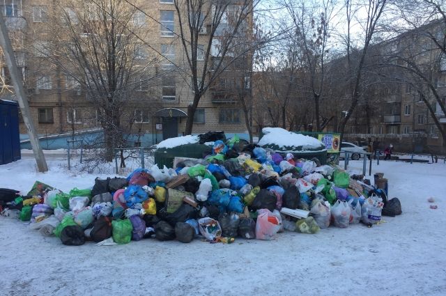 Мэрия бездействует: в Оренбурге 11 мусорных площадок полностью вышли из строя.