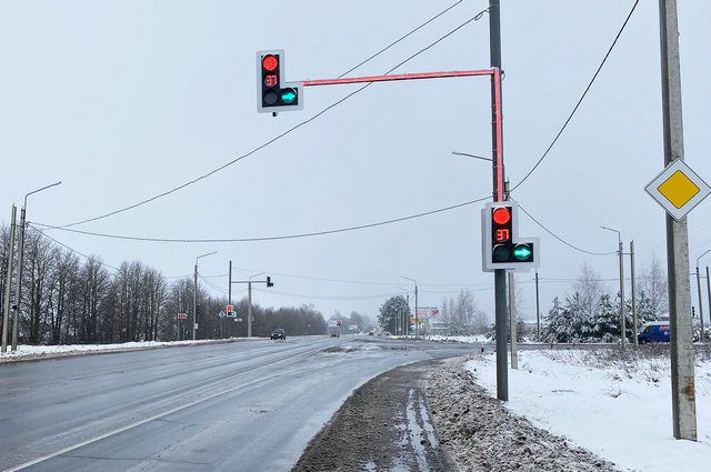 В Брянском районе на аварийном перекрестке поставили новый светофор
