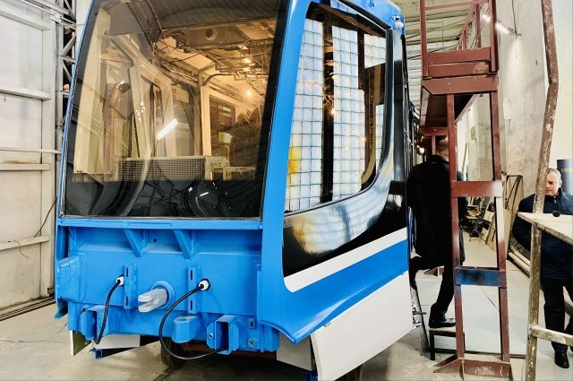 Депутат ГД осмотрел новый трамвай, созданный для Челябинска