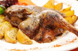 Блюдо на Новый год: утка, запеченная кусочками в медово-горчичном соусе.