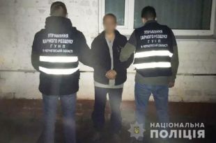 В Чернигове мужчина развращал малолетнюю падчерицу.
