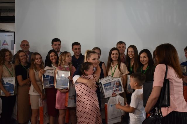 Победительницу проекта «Мама-предприниматель»-2020 Олесю Кузьмину поздравляют родные и близкие.