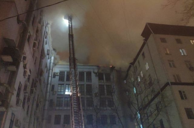Площадь пожара в здании Мосгоргеотреста в Москве увеличилась в три раза