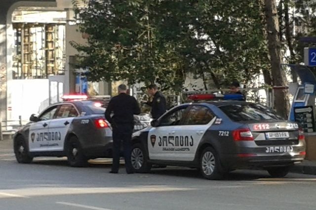 В Тбилиси неизвестный угрожает взорвать гранату в многоквартирном доме