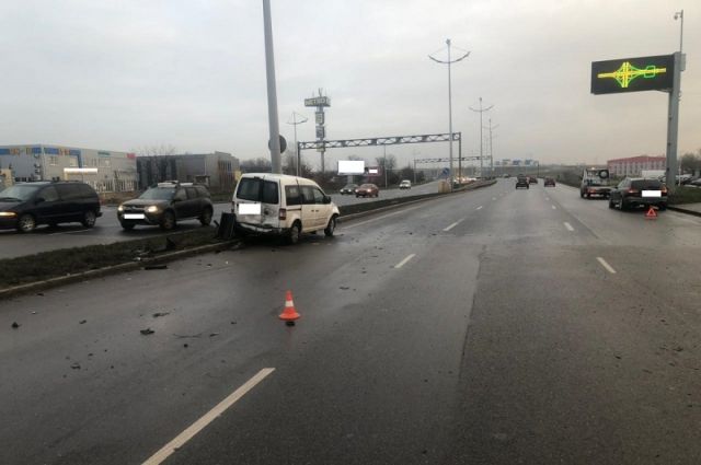 Водитель получил травмы в столкновении трёх автомобилей в Калининграде