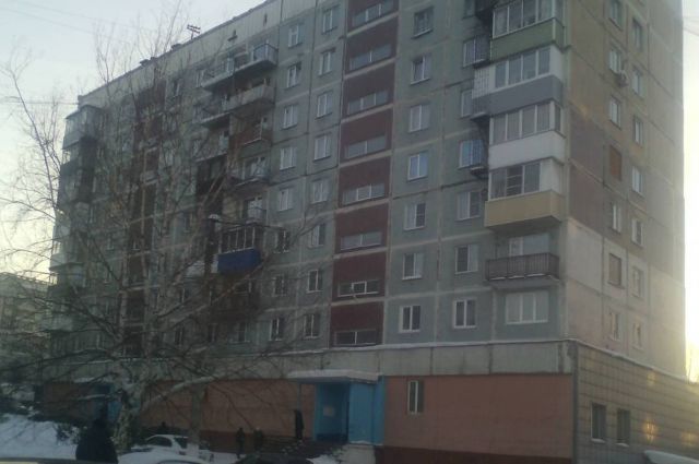 В Оренбурге мужчина погиб, выпав из окна квартиры на 9 этаже.
