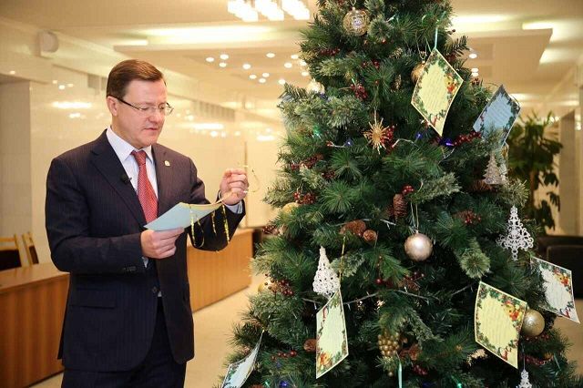 Дмитрий Азаров призвал дарить детям новогодние чудеса