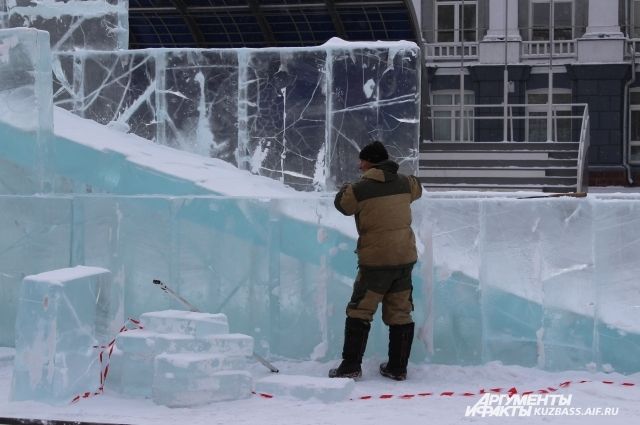 Строительство снежного городка на площади Советов
