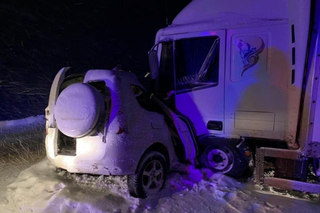 На Кубани во время снегопада в ДТП с грузовиком погибли 4 человека