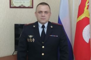 В Оренбуржье сотрудник ГИБДД помог замерзающему на трассе инвалиду-колясочнику.