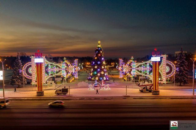 На площади перед Горсоветом в Уфе установили новогоднюю елку