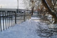 ​Житель Новосибирска пожаловался на заблокированный тротуар в Октябрьском районе. Чтобы пройти, пешеходам приходится выходить на проезжую часть. 