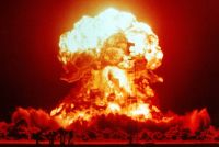 Взрыв однофазной ядерной бомбы мощностью 23 кт. Полигон в Неваде (1953 год).