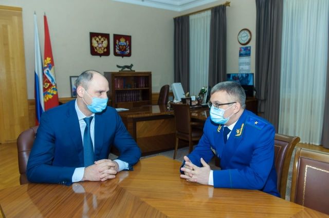 Денис Паслер 22 декабря встретился с новым прокурором Оренбургской области Русланом Медведевым.