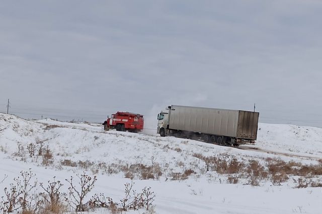 В Оренбургском районе из снежного плена спасли застрявшую фуру с 20 тоннами мандаринов.